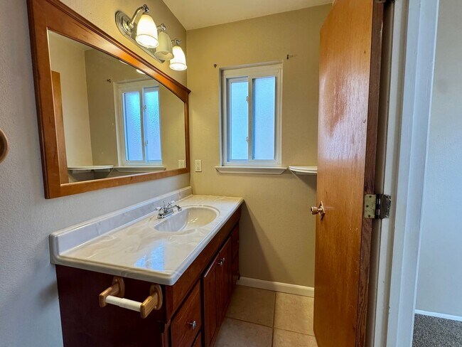 Building Photo - Centrally Located 3bed 2bath!