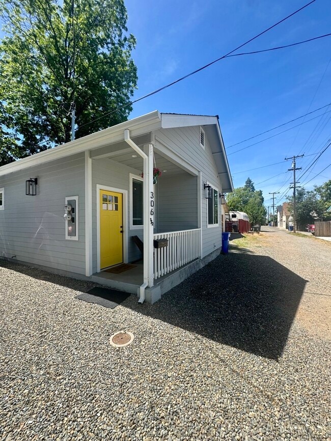 Building Photo - Adorable and updated furnished home in Fol...