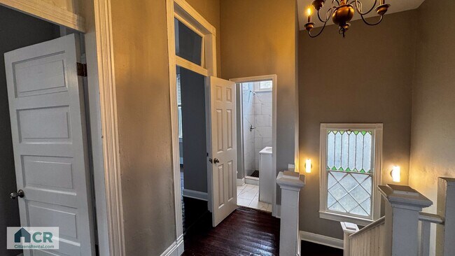 Building Photo - SPACIOUS 5Bed/3Bath just around the corner...