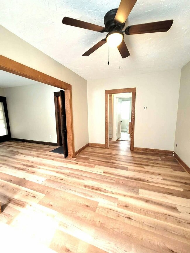 Building Photo - 1303 Lakeland Ave