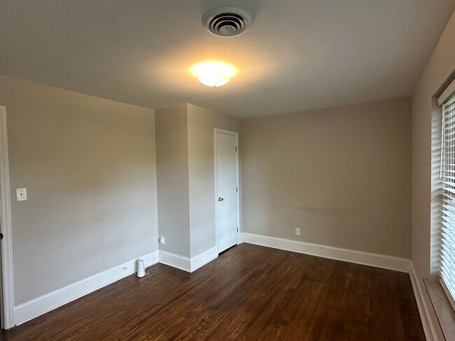 Building Photo - 1600 Plumcrest Dr