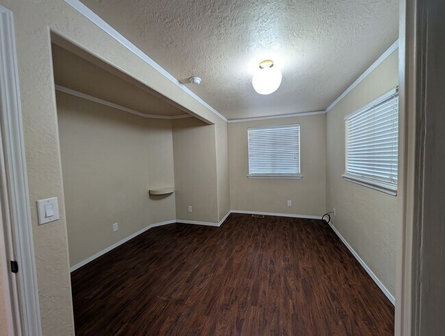 Building Photo - Easy Commute with Stunning Views!