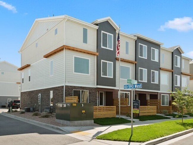 Building Photo - LUXURY TOWNHOME IN OREM!!!