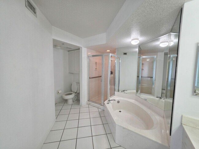 Building Photo - Beautiful Annual 7th floor Condo with Stunning Ocean Views 3/2