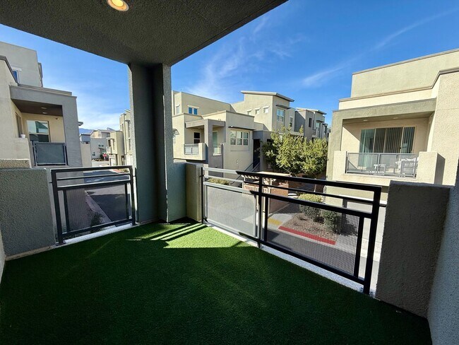 Building Photo - 2/BD 2.5/BA Luxury Gated Townhouse in Summ...