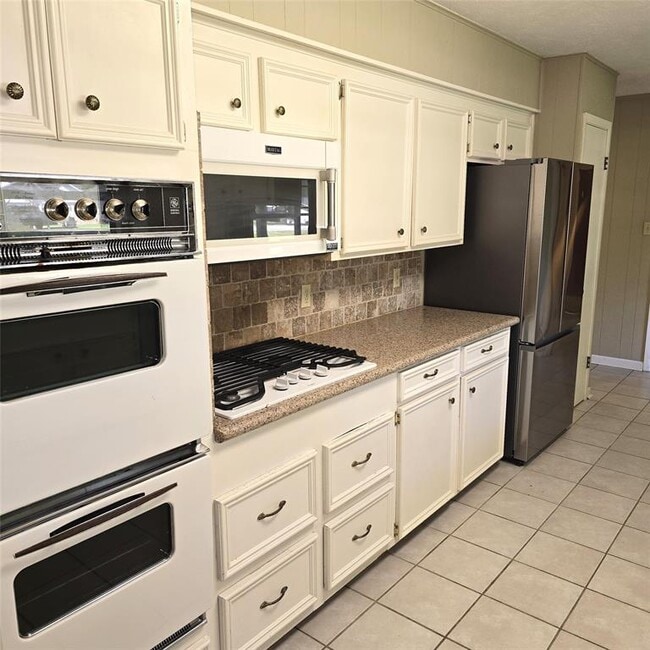 Building Photo - 135 Redbud St