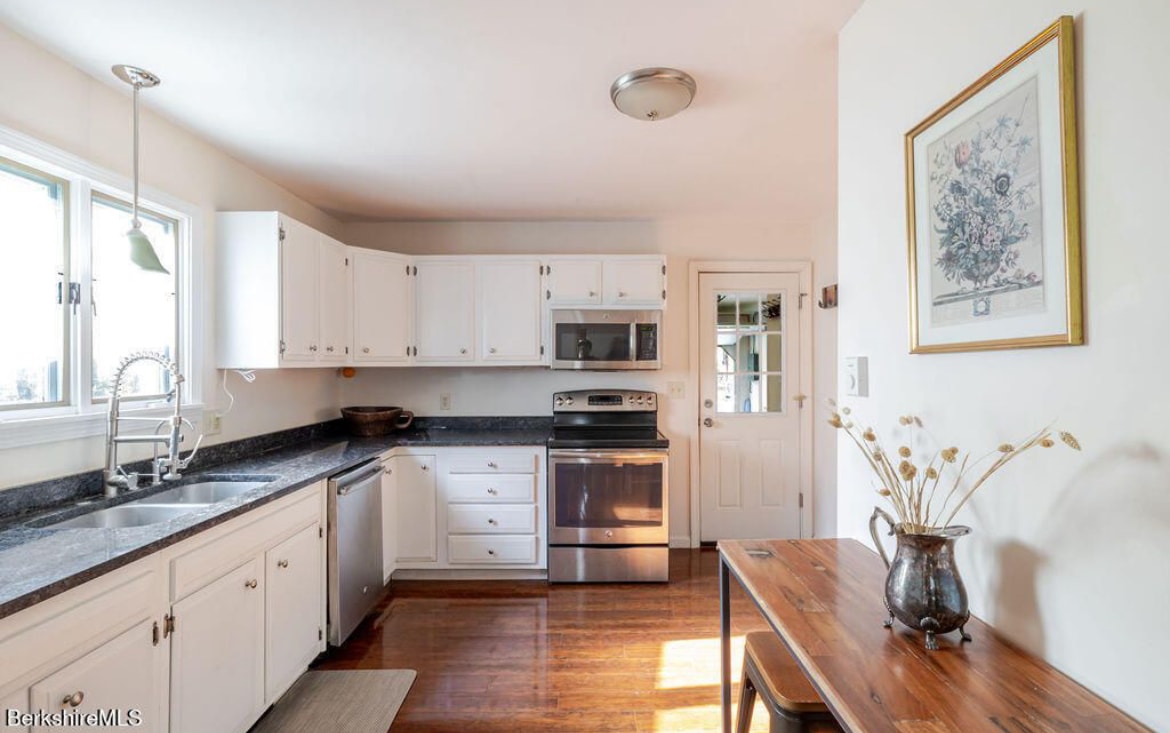 Building Photo - 230 Middle Rd