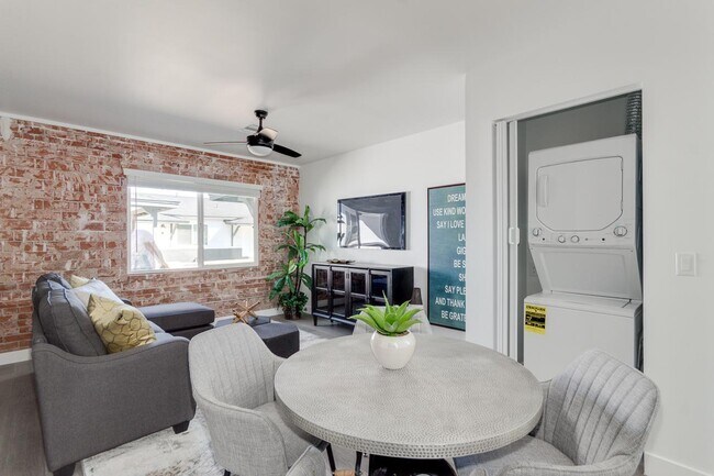 Building Photo - 2512 E Thomas Rd