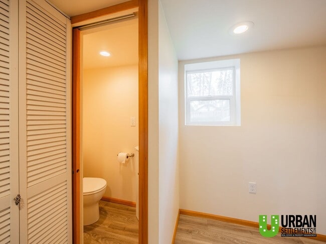 Building Photo - Charming 2 bed room 1.5 bathroom Cottage i...