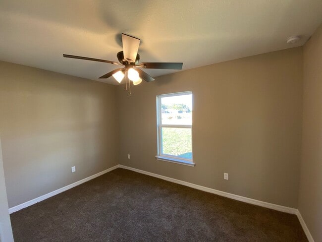 Building Photo - 3/2/2 Silver Spring Shores **Available NOW**