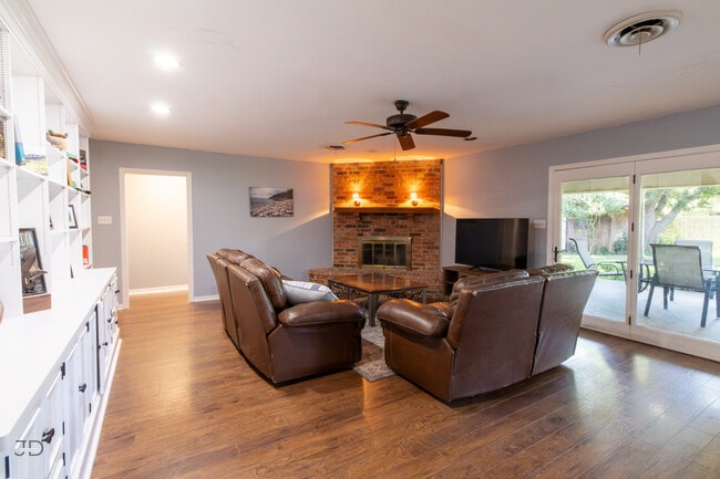 Building Photo - 1535 Primrose Dr
