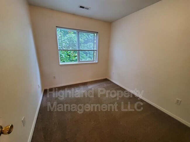 Building Photo - 322 NE Whitman St