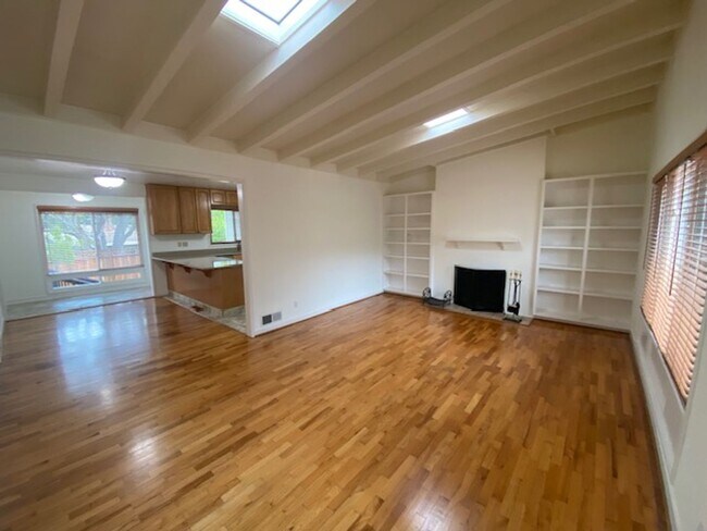 Building Photo - 340 Bishop Ave