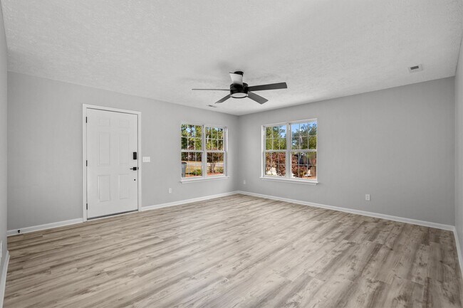 Building Photo - Fully Renovated 3 Bedroom in Southport!