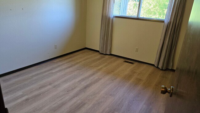 Building Photo - Beautiful 3 Bedroom Home on Acreage
