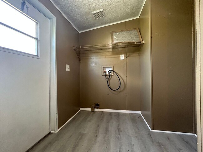 Building Photo - Rental property with land!