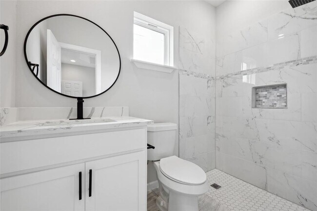 Building Photo - 956 TX-304