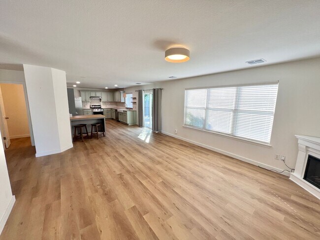 Building Photo - Beautiful 4BD and 2.5BA home in South Aust...