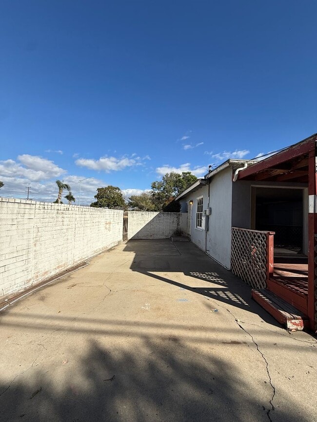 Building Photo - Centrally Located Single Story Ranch Style...