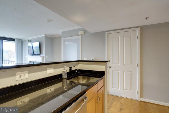 Building Photo - 2220 Fairfax Dr