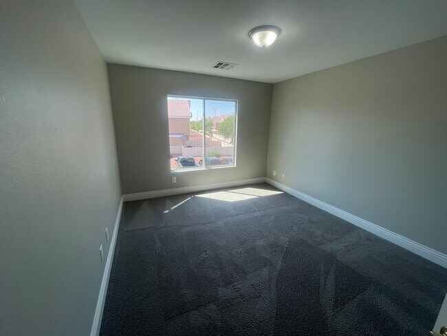 Building Photo - 2 bedroom 2 bath condo Gated community Nor...