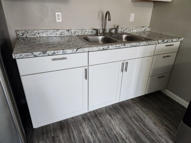 Building Photo - AMAZING 1 BEDROOM 1 BATHROOM FOR LEASE