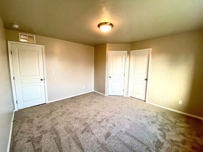 Building Photo - 4 Bedroom + Bonus with 2 baths available 8/22