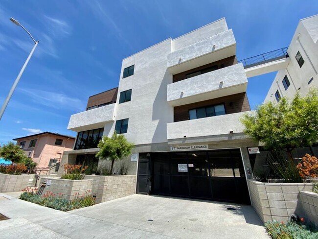 Building Photo - 5727 La Mirada Ave