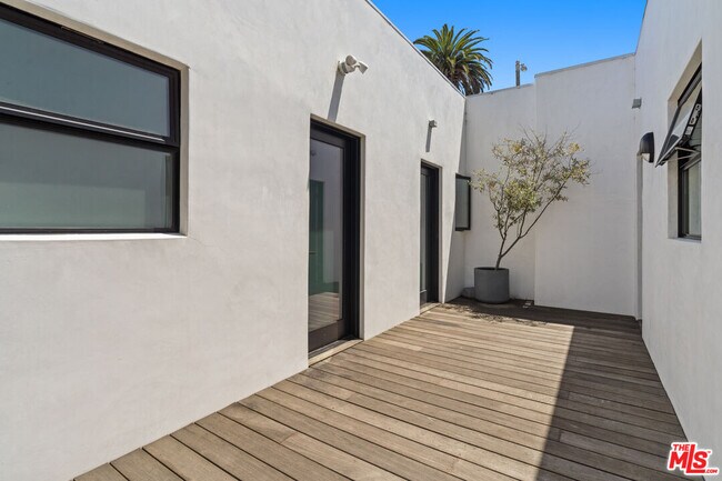 Building Photo - 1325 Cabrillo Ave