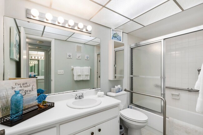 Building Photo - 5800 Hollywood Blvd