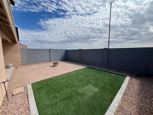 Building Photo - 3 BEDROOM HOME WITH SOLAR IN DESERT SKY!