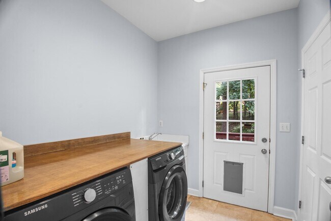 Building Photo - 126 Hemlock Dr