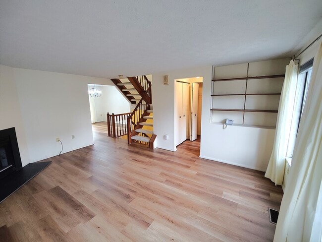 Building Photo - *Spacious & Conveniently Located 3BD/2.5BA Townhouse Available in Bethel Park*