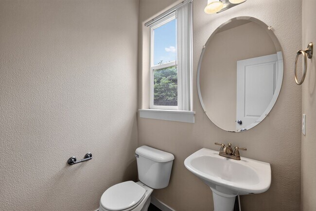 Building Photo - 7130 NE Ridge Dr