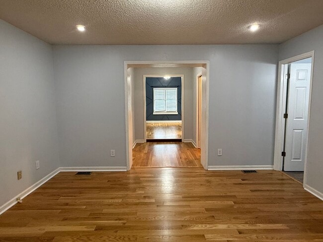 Building Photo - 3 bedroom one- level beauty in North Johnson City!