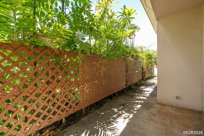 Building Photo - Rarely Available 3-bed/2.5-bath/2-parking Townhouse in Aiea