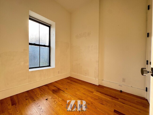Building Photo - 1520 St Johns Pl