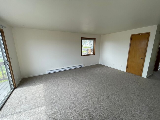 Building Photo - Moore (1371 SE 9th Ave &amp; 1370 SE 10th Ct.)