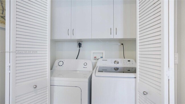Building Photo - 801 Brickell Key Blvd