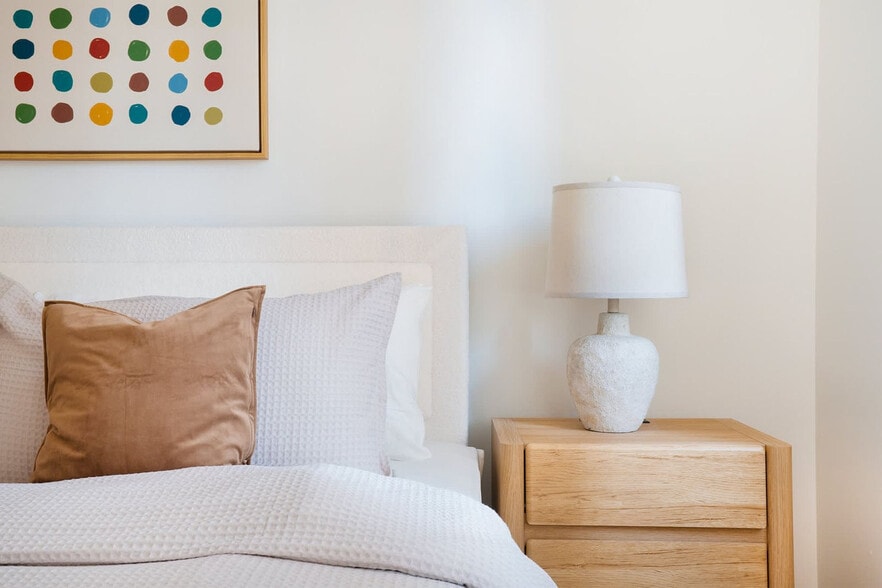 Building Photo - 350 W 43rd St