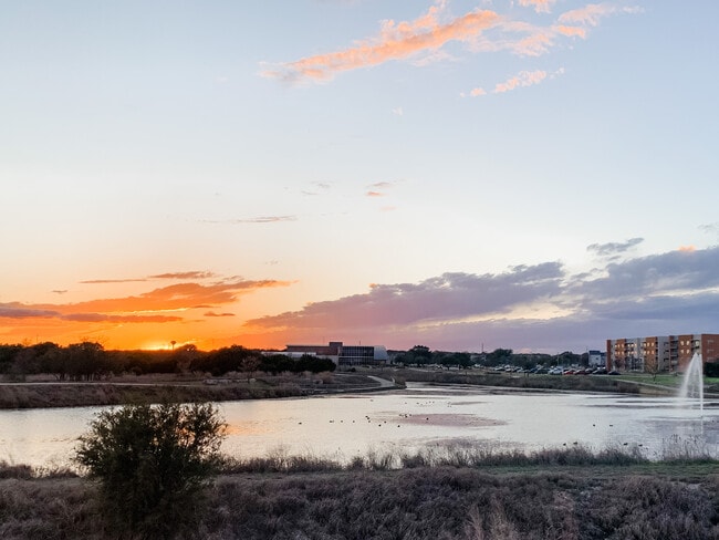 Building Photo - 1702 Sand Hills Dr