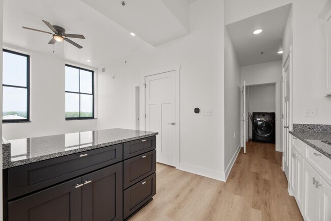 Building Photo - 301 N Mulberry St