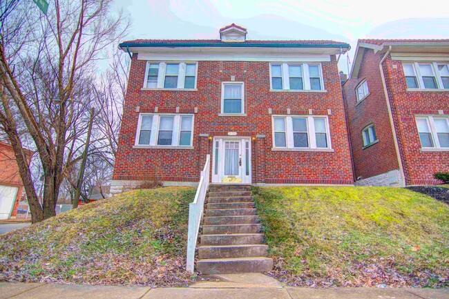 Building Photo - Large charming 3 bedroom 2 bath with oversized master bedroom that has its own private bath!