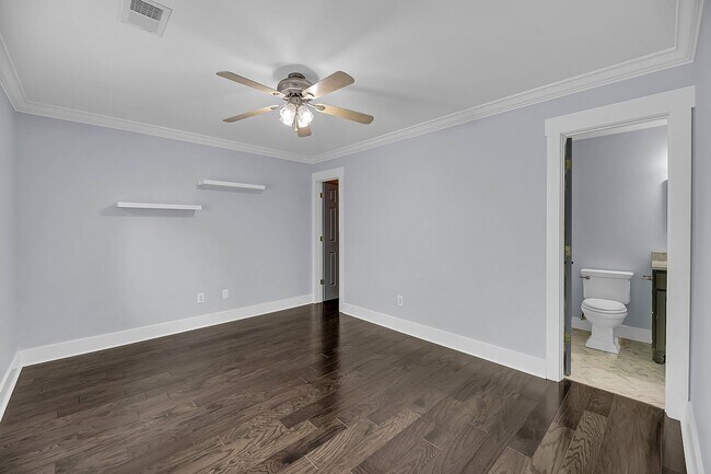 Building Photo - Centrally Located and Beautifully Renovate...
