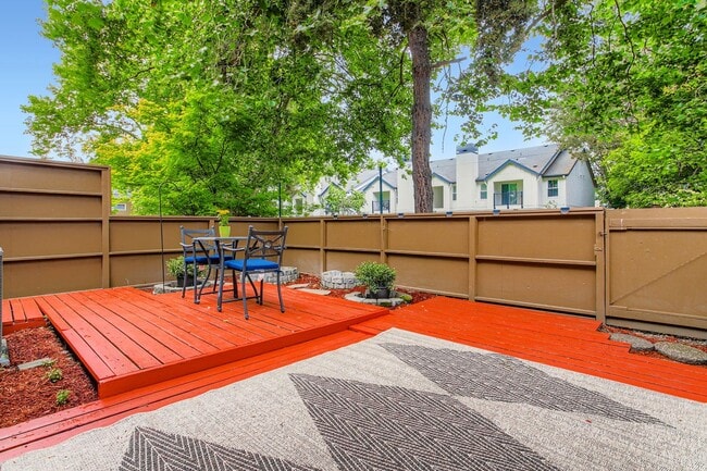 Building Photo - Beautifully Updated 2 Bedroom, 1.5 Bathroom Townhome-Style Condo in Tanasbrook, Near Tanasbourne!