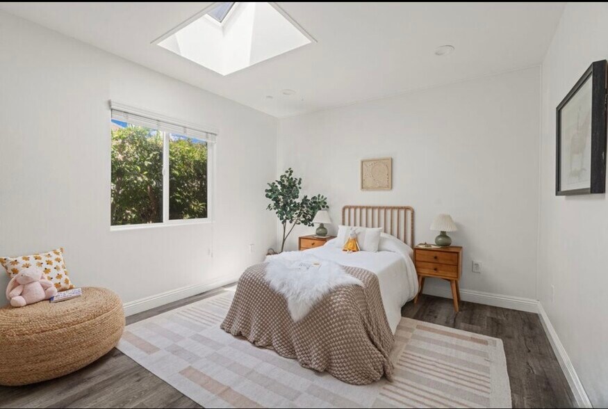 Room 2 with sun roof (can close) - 5434 4th Ave