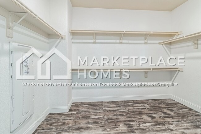 Building Photo - 2426 Valdes Dr