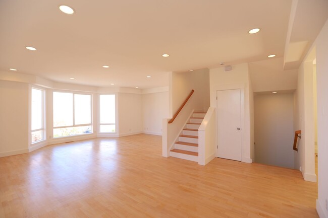 Building Photo - Bayview: Modern Townhome 4 bedroom 2 1/2 B...