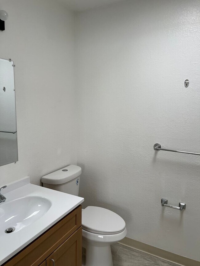 Building Photo - NEXT TO PARK DESIREABLE LOCATION RECENTLY RENOVATED!