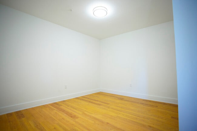 Building Photo - 1300 Francis Ave